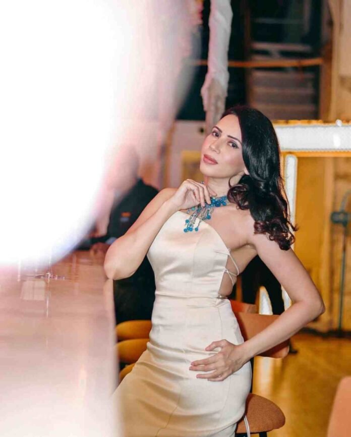Actress Rozlyn Khan