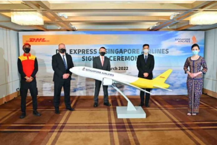 DHL Express EVP Travis Cobb and Singapore Airlines CCO Lee Lik Hsin at the renewal of the crew and maintenance agreement for five DHL Boeing 777 freighters in Singapore